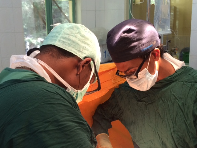 150927_Ethiopia_Tom Weiser_Dr Saifu operating_OR