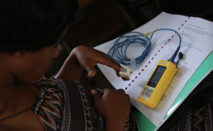 151128_Ethiopia_Hawassa workshop_Nick Owen_participant with oximeter and work book