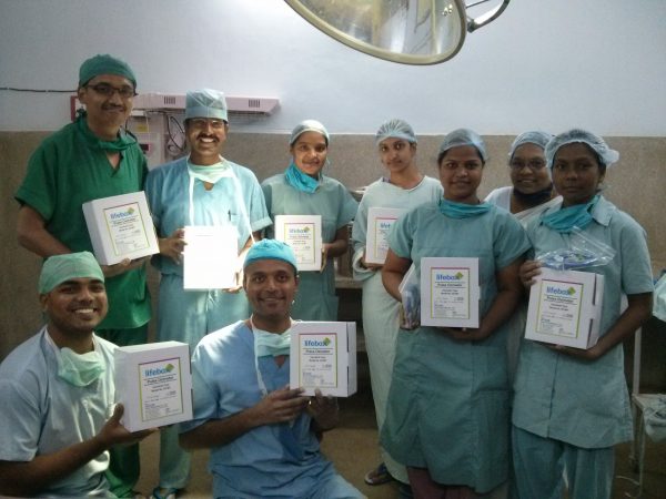 2014_india_jalna_or-staff-with-lifebox-oximeters