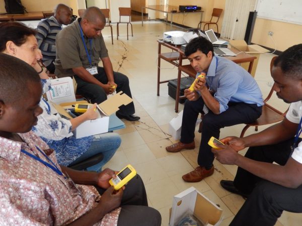 2016_zambia_-chainama_phil-bonnet_6th-workshop_learning-about-the-lifebox-oximeter