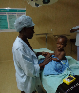 Rwanda-Kanombe-Hospital-OR-child-preop_oximeter
